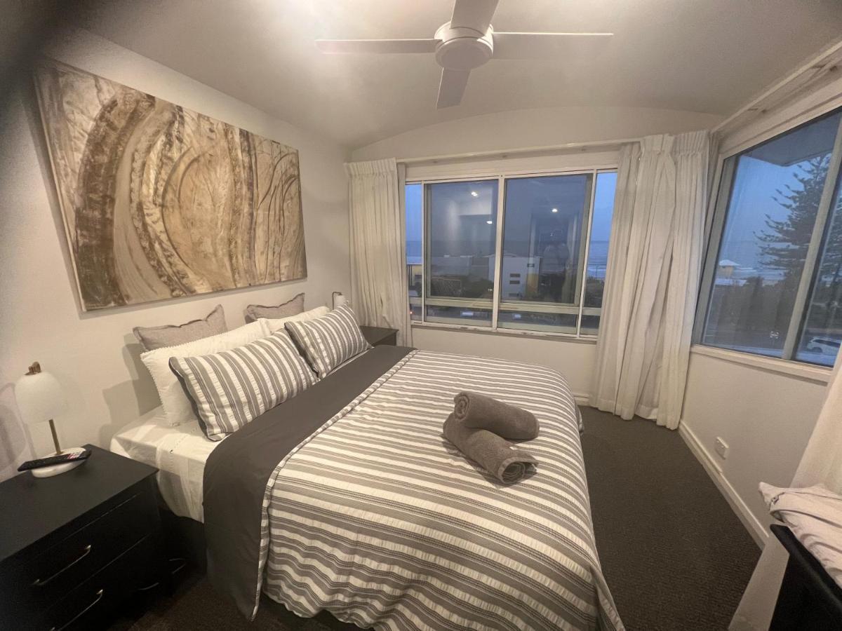 Ocean View - Alexandra Headlands Beachfront Unit Екстер'єр фото