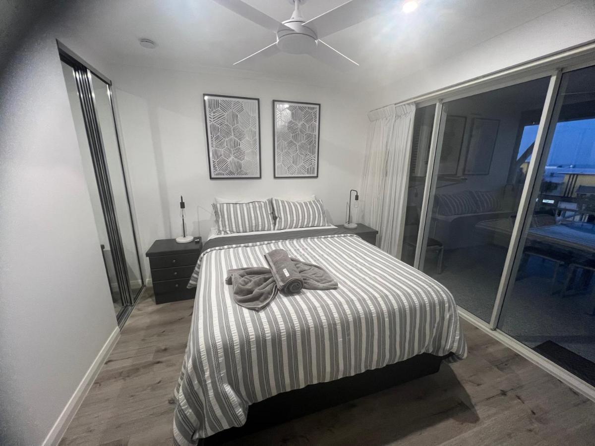 Ocean View - Alexandra Headlands Beachfront Unit Екстер'єр фото